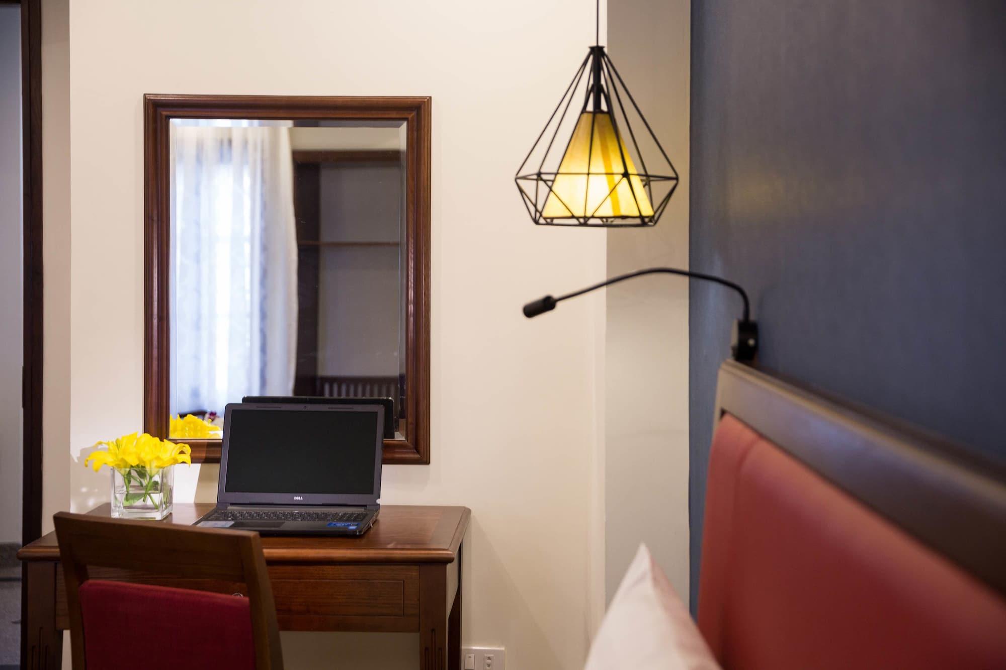 Hotel Holiday Emerald Hanoi