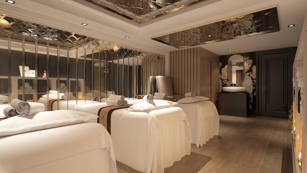 Hotel S And