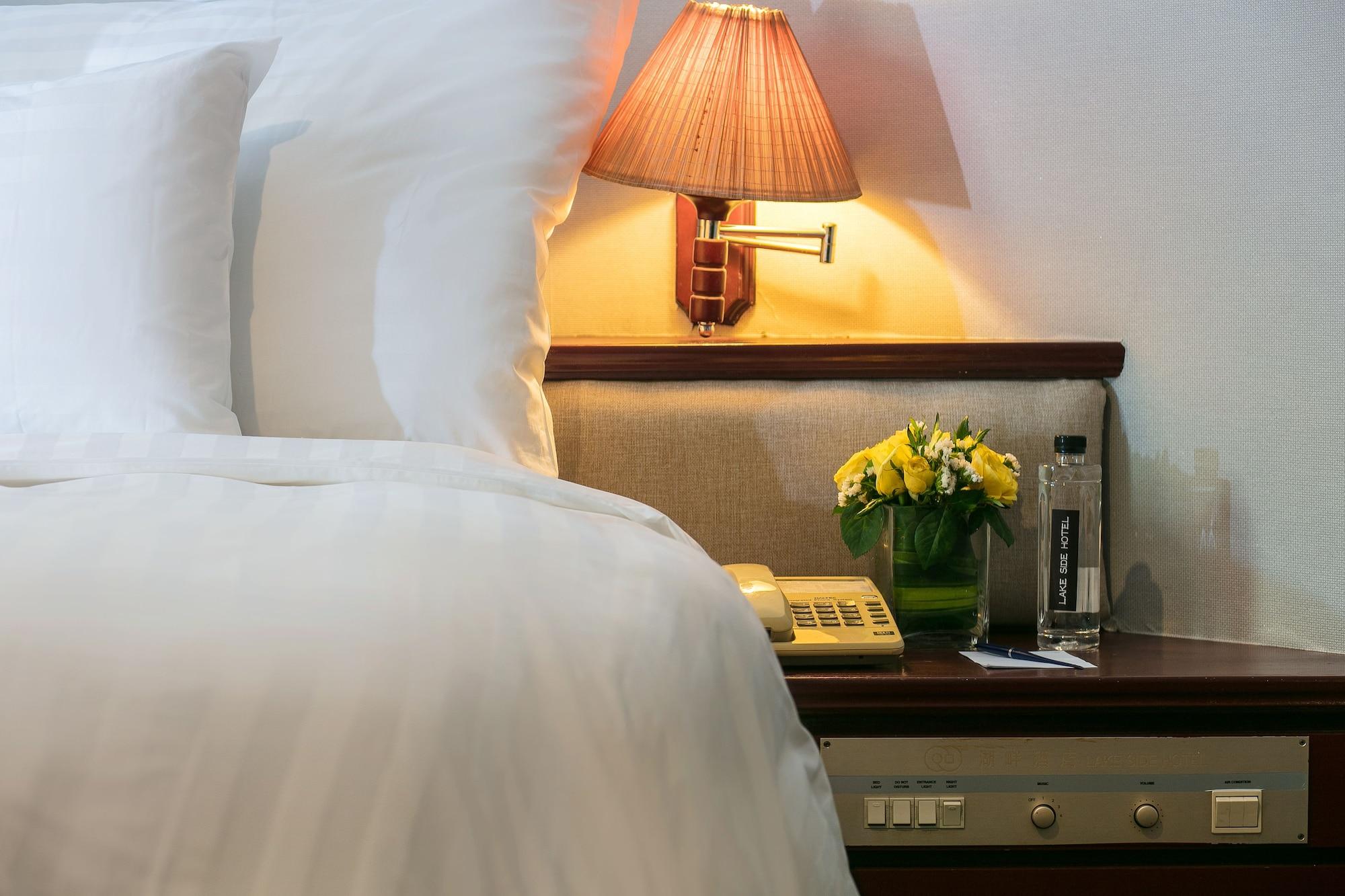 Khách sạn Bên Hồ 4*