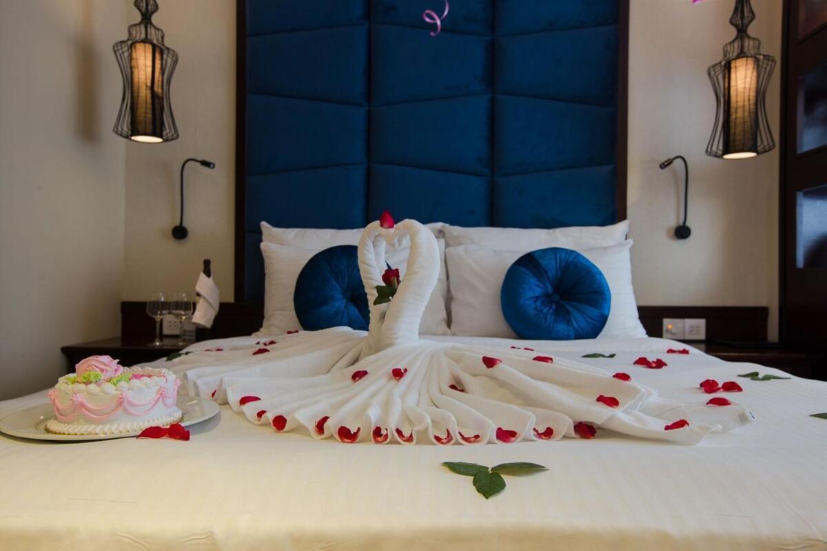 Ambassador & Travel Hotel