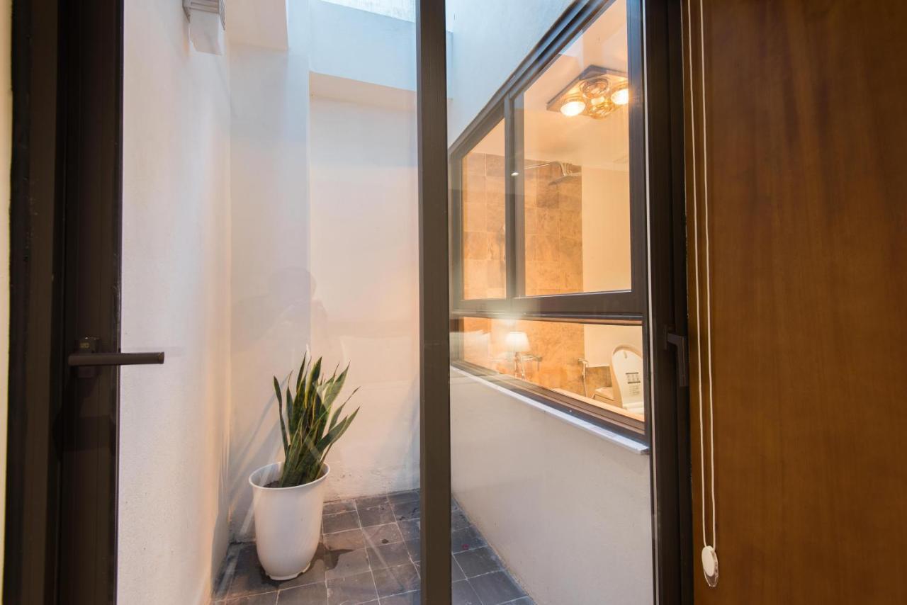 22housing & 81 Linh Lang Hanoi