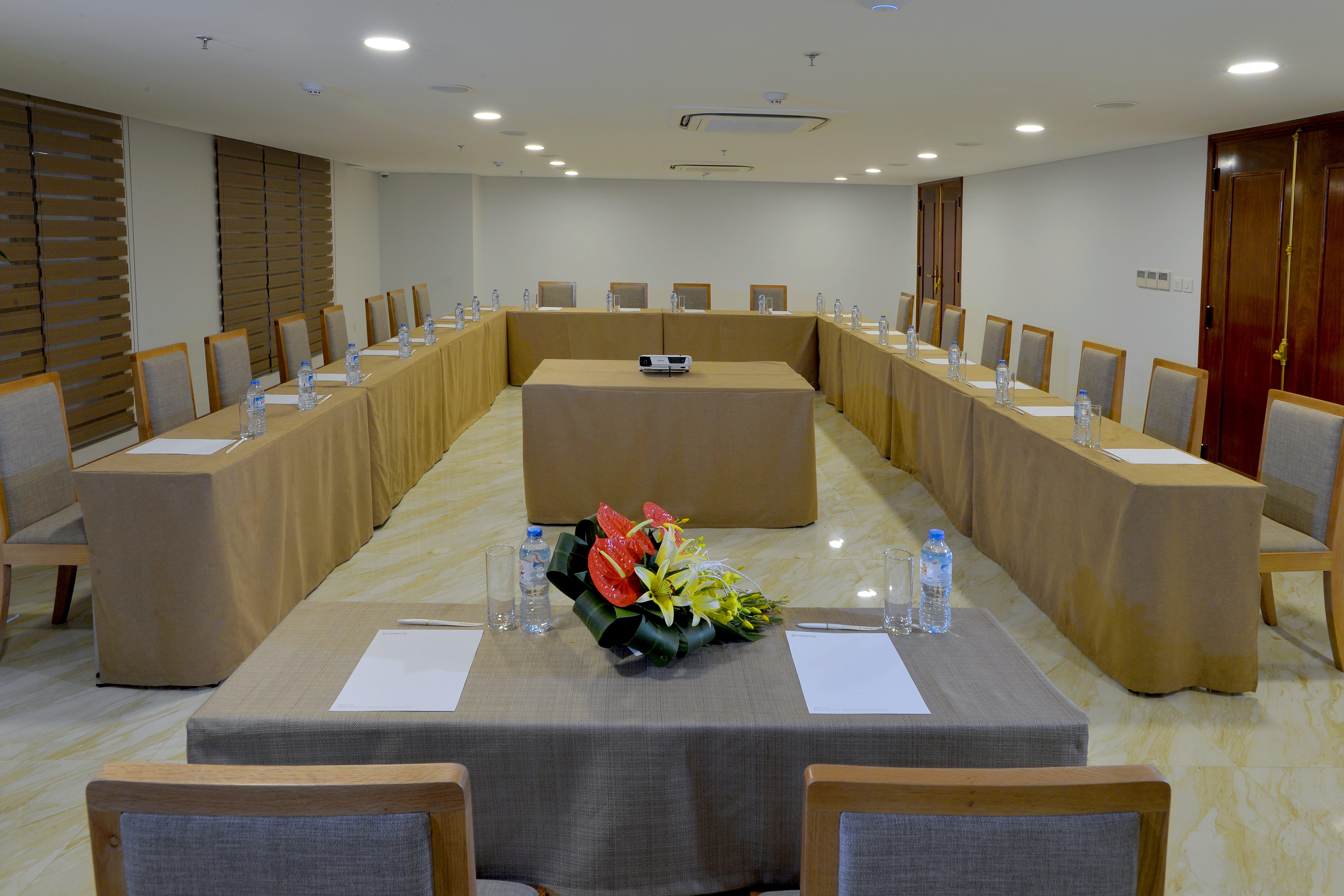London 4* Hanoi
