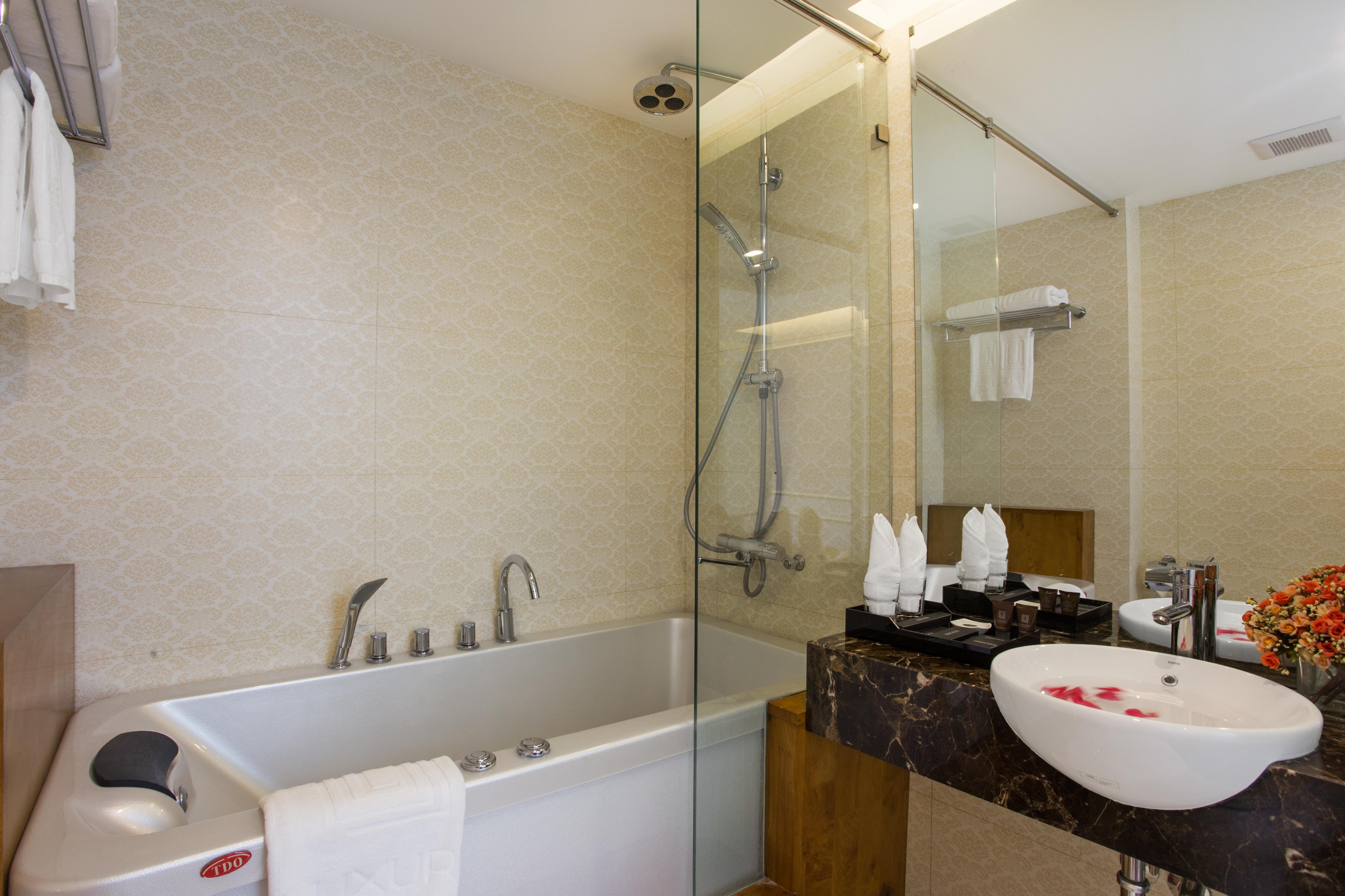 Hotel Luxury Old Quarter & Gym 4*