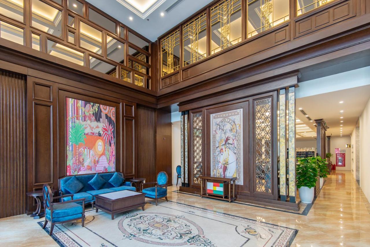 Reyna Luxury & 4*