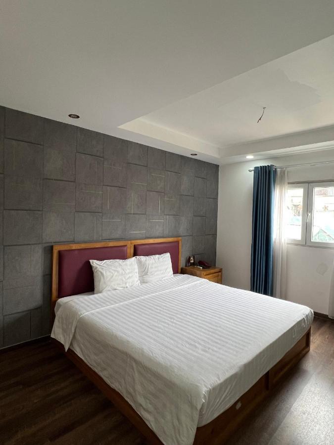 Hotel &