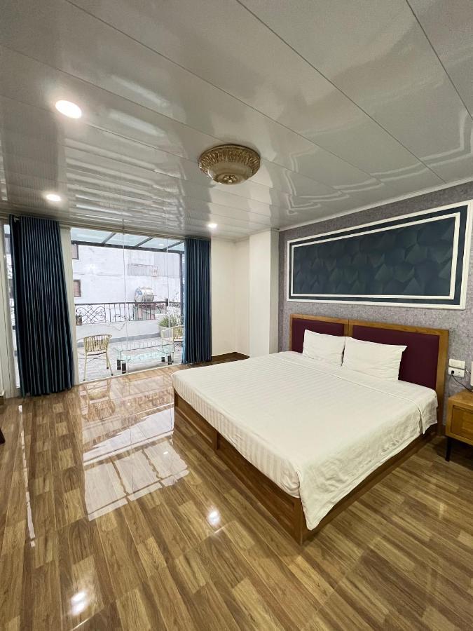 Hotel &