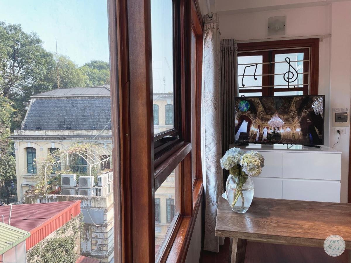The Center Gem: Lakeside Retreat At Hoan Kiem *