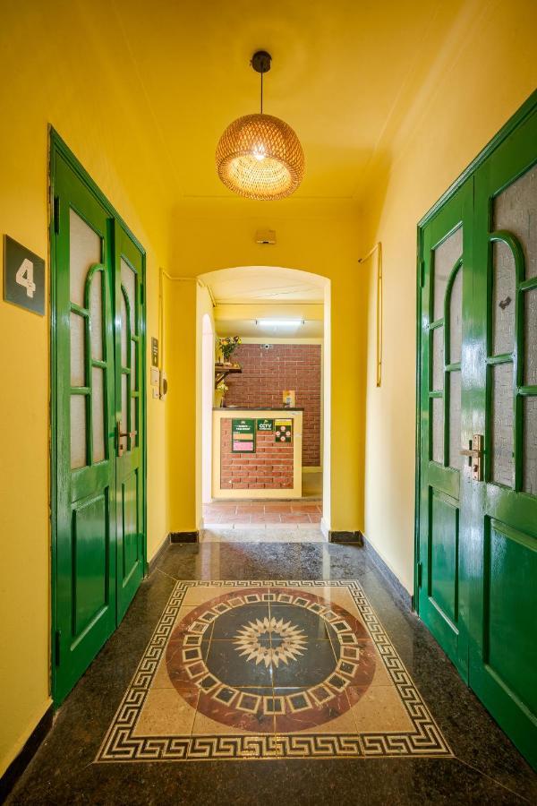 Retro 80s Apartment *
