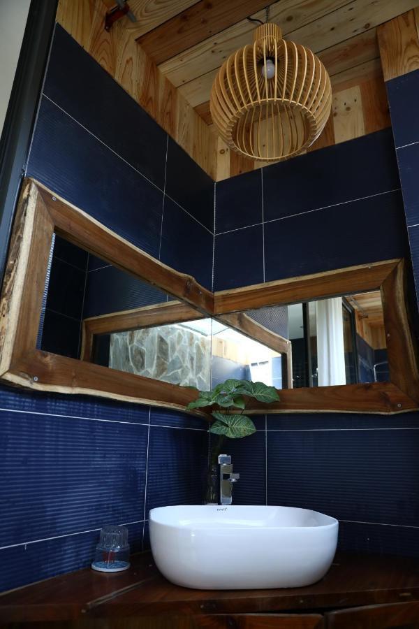 Lee & Sau Sau Garden - Venuestay Villa Hanoi