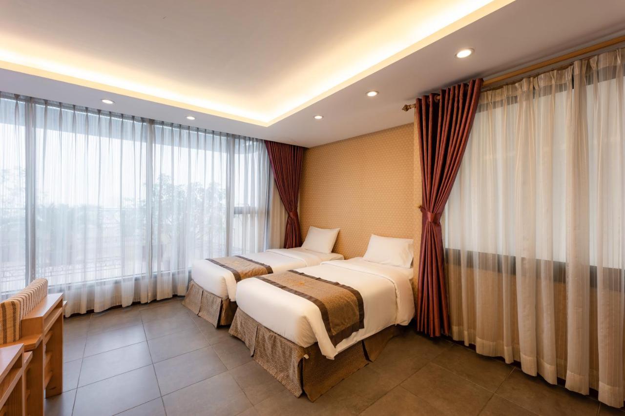 Riverside Hotel