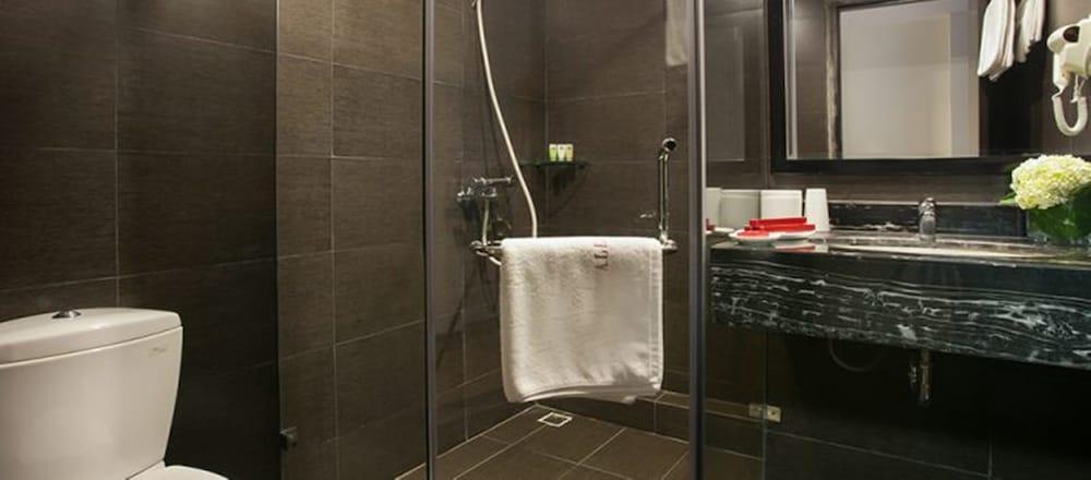La Sante & 4* Hanói