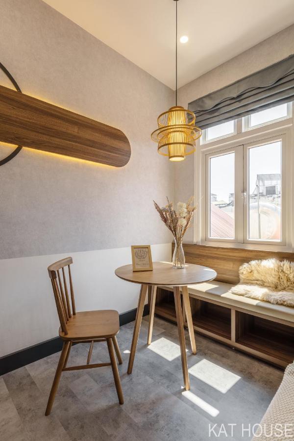 3 Bedrooms With Lots Of Natural Light, Old Quarter Apartment *