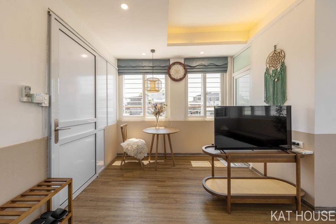 3 Bedrooms With Lots Of Natural Light, Old Quarter Apartment