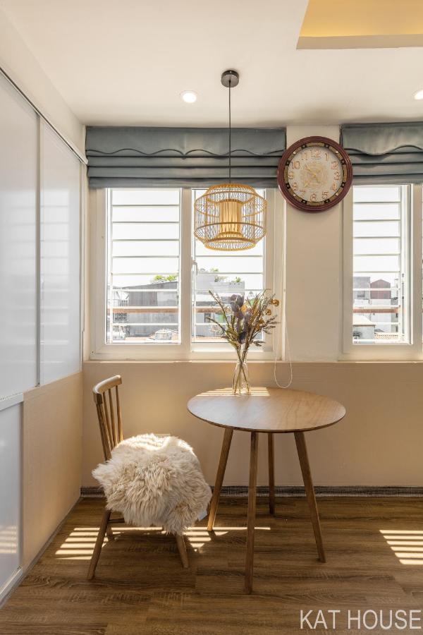 3 Bedrooms With Lots Of Natural Light, Old Quarter Apartment *