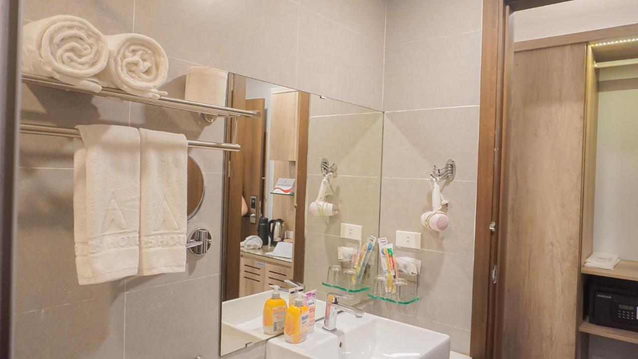A25 - Hoang Dao Thuy 1 2*