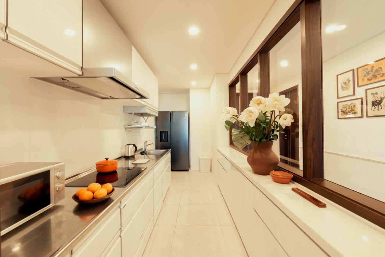 Indochine Aqua Central 3br*2ba*pool*gym*w/ Balcony Aiki Hà Nội