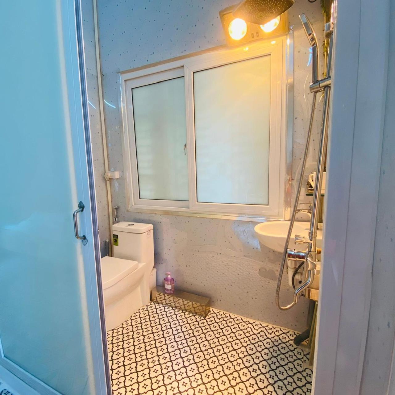 Cozy With Large Bed, Private Bathroom, Large Balcony Apartment *