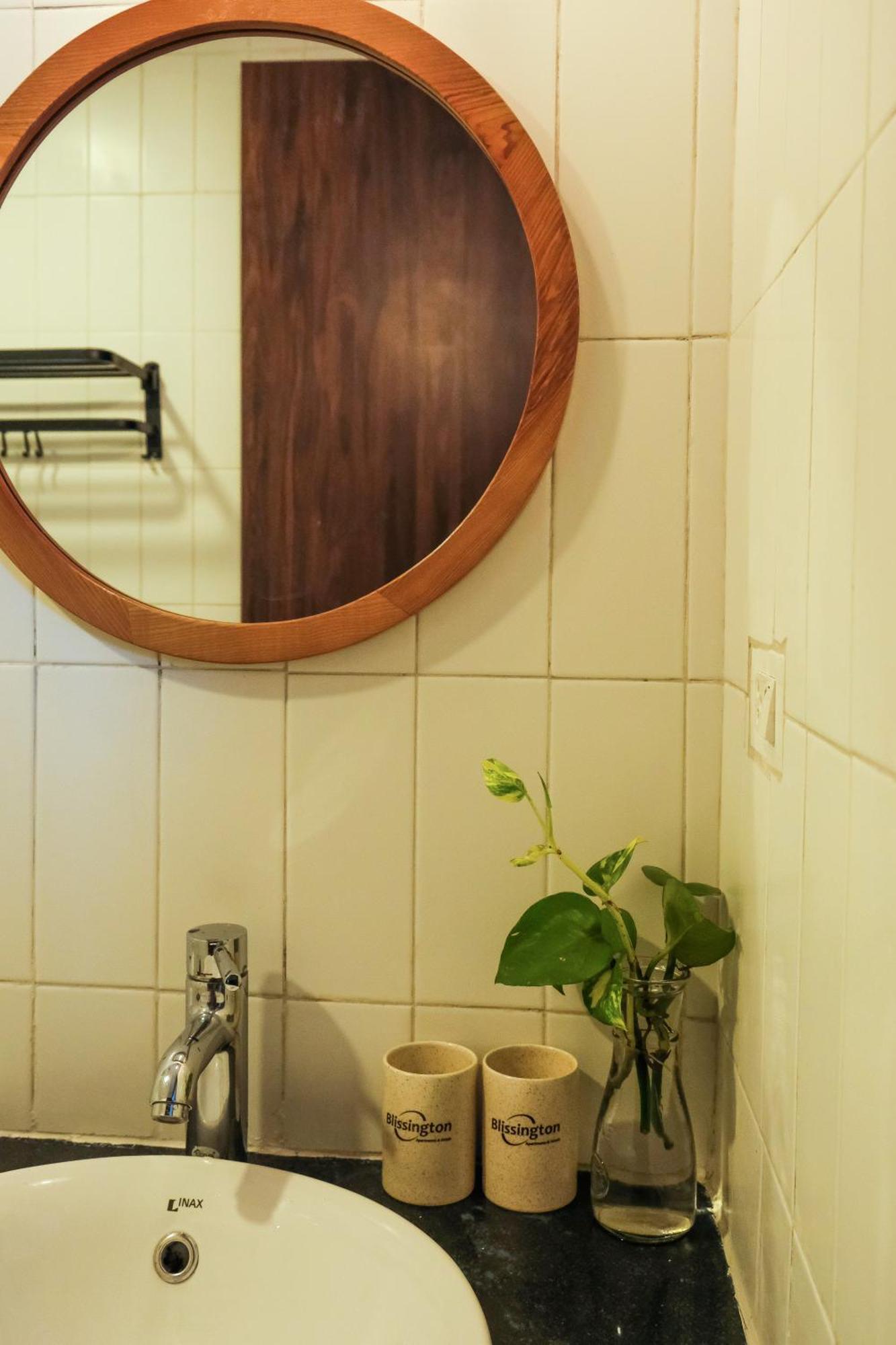 Luxe Paradise 22 Nam Ngu Street * Hanoi