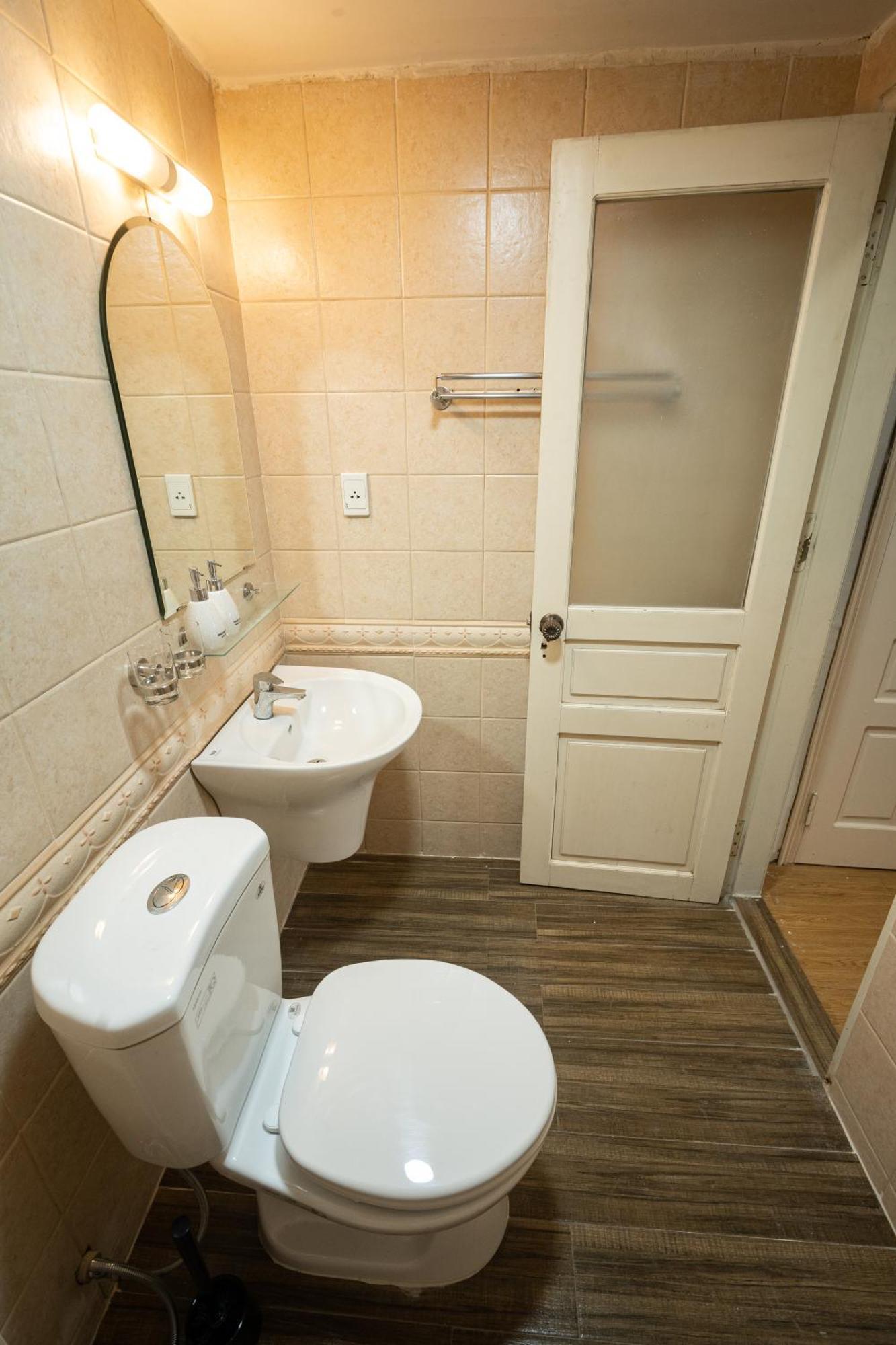 Spacious 2br W/ 2 Bathrooms & Elevator @ Downtown * Hanoi