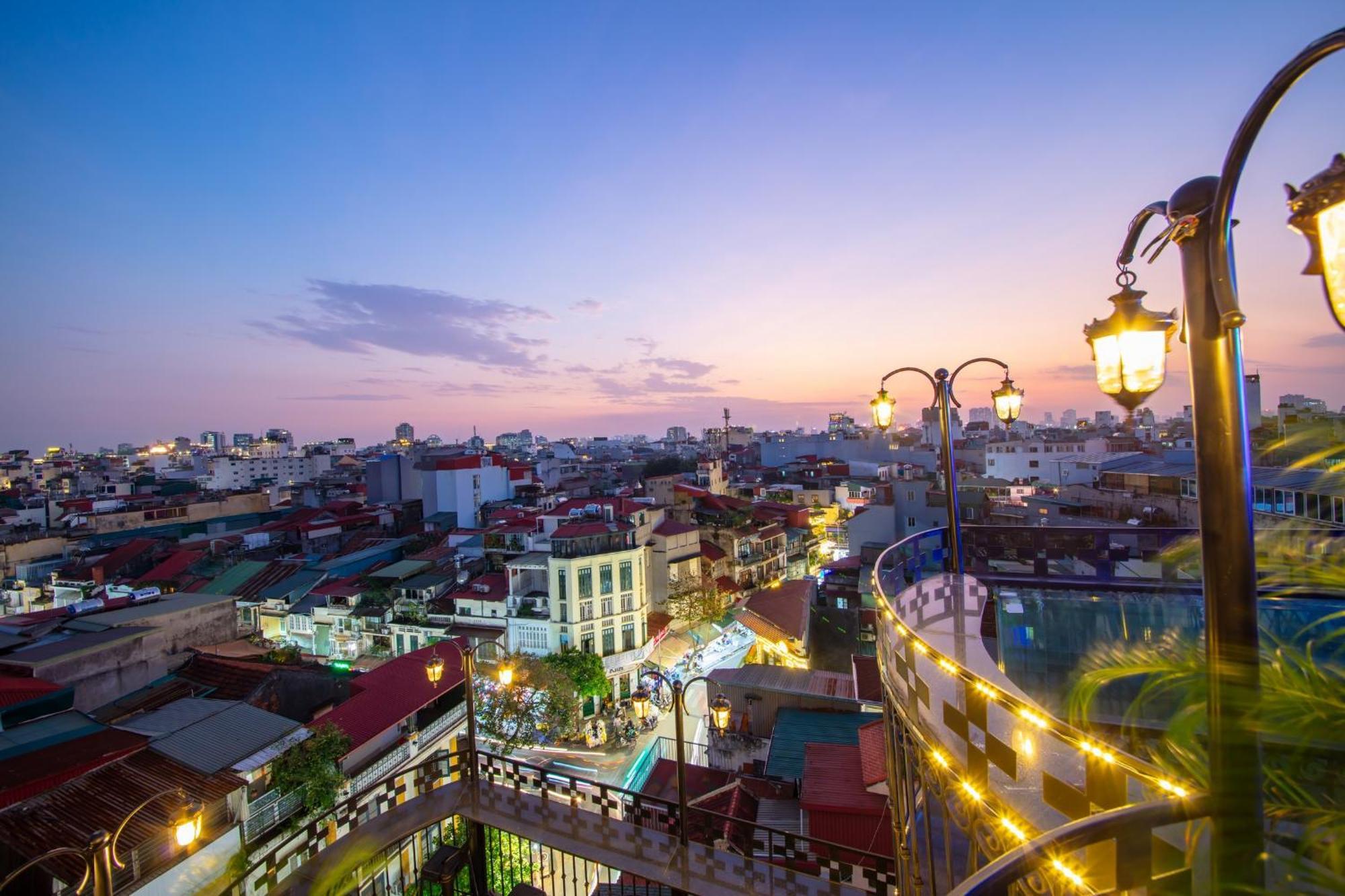 Madelise Palace & Travel Hotel