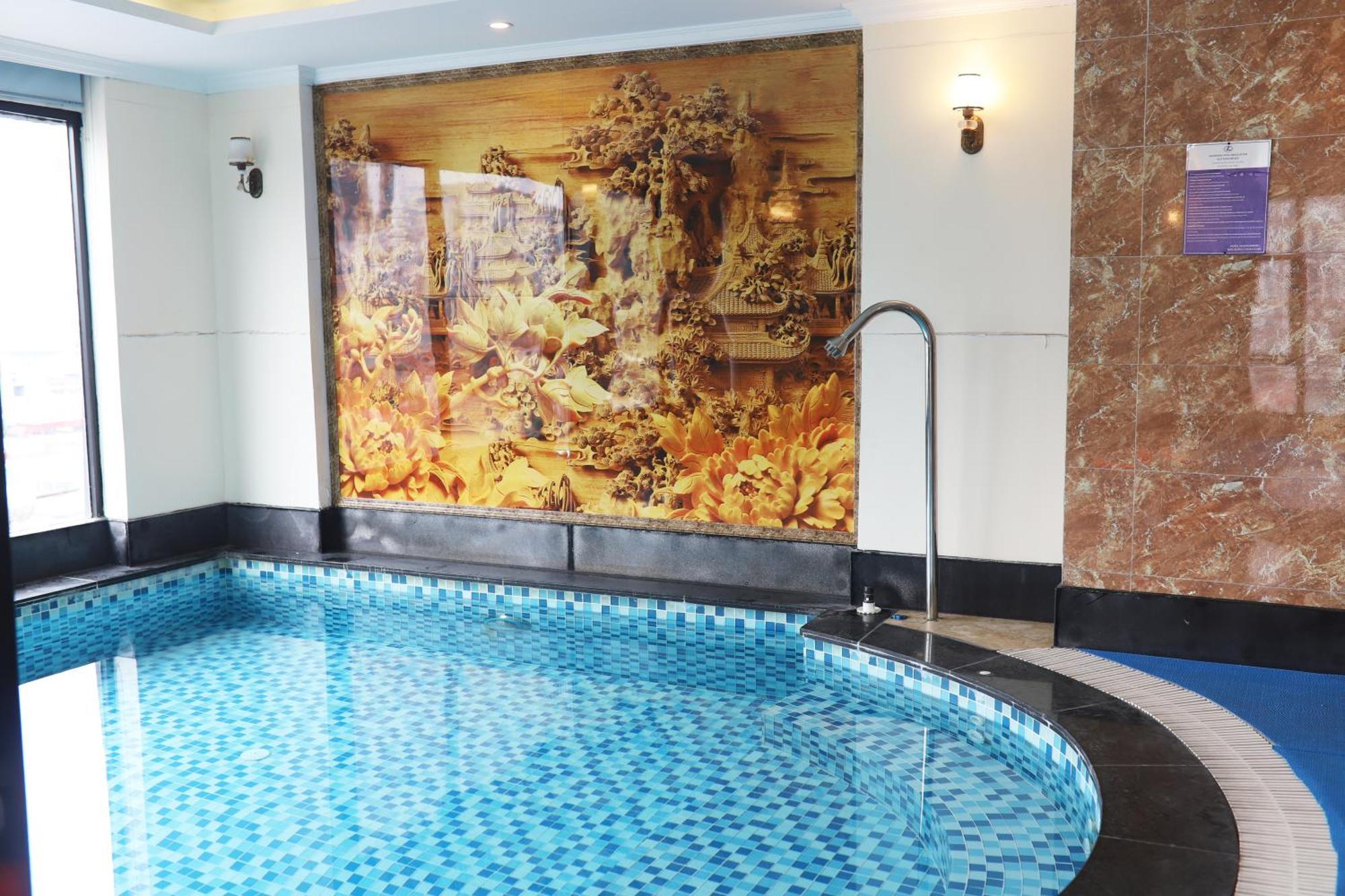 Hotel Luxe Paradise Dich Vong Hau 4*