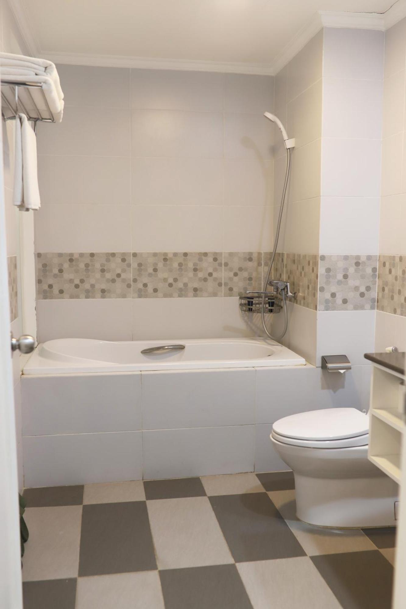 Hotel Luxe Paradise Dich Vong Hau Hanoi