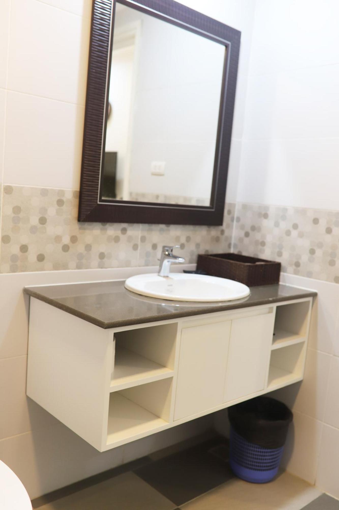 Luxe Paradise Dich Vong Hau 4*