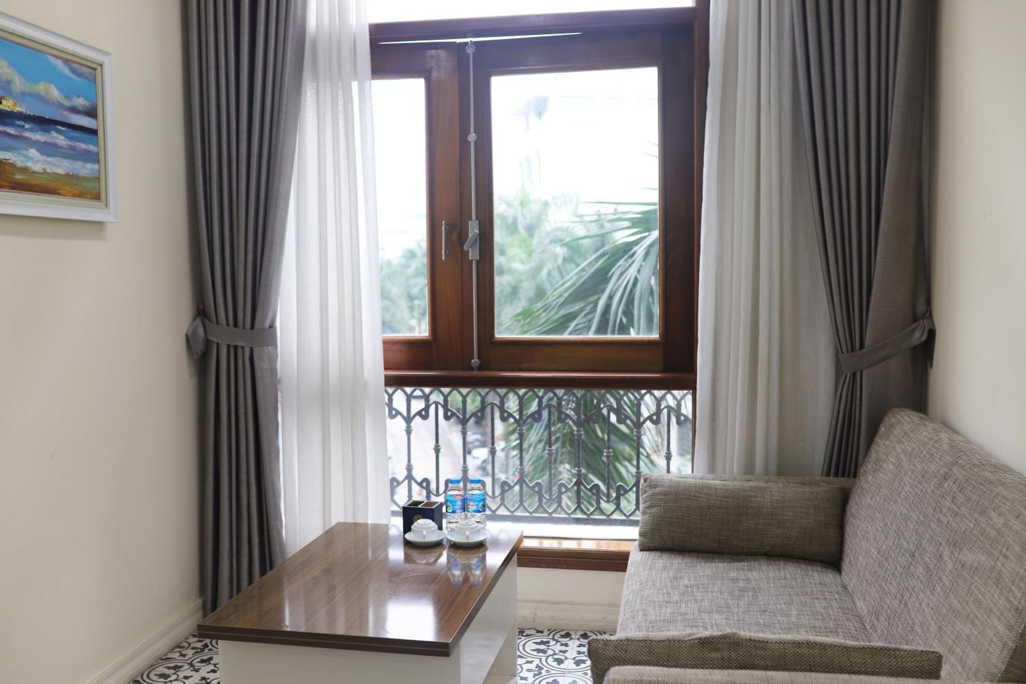 Khách sạn Luxe Paradise Dich Vong Hau 4*