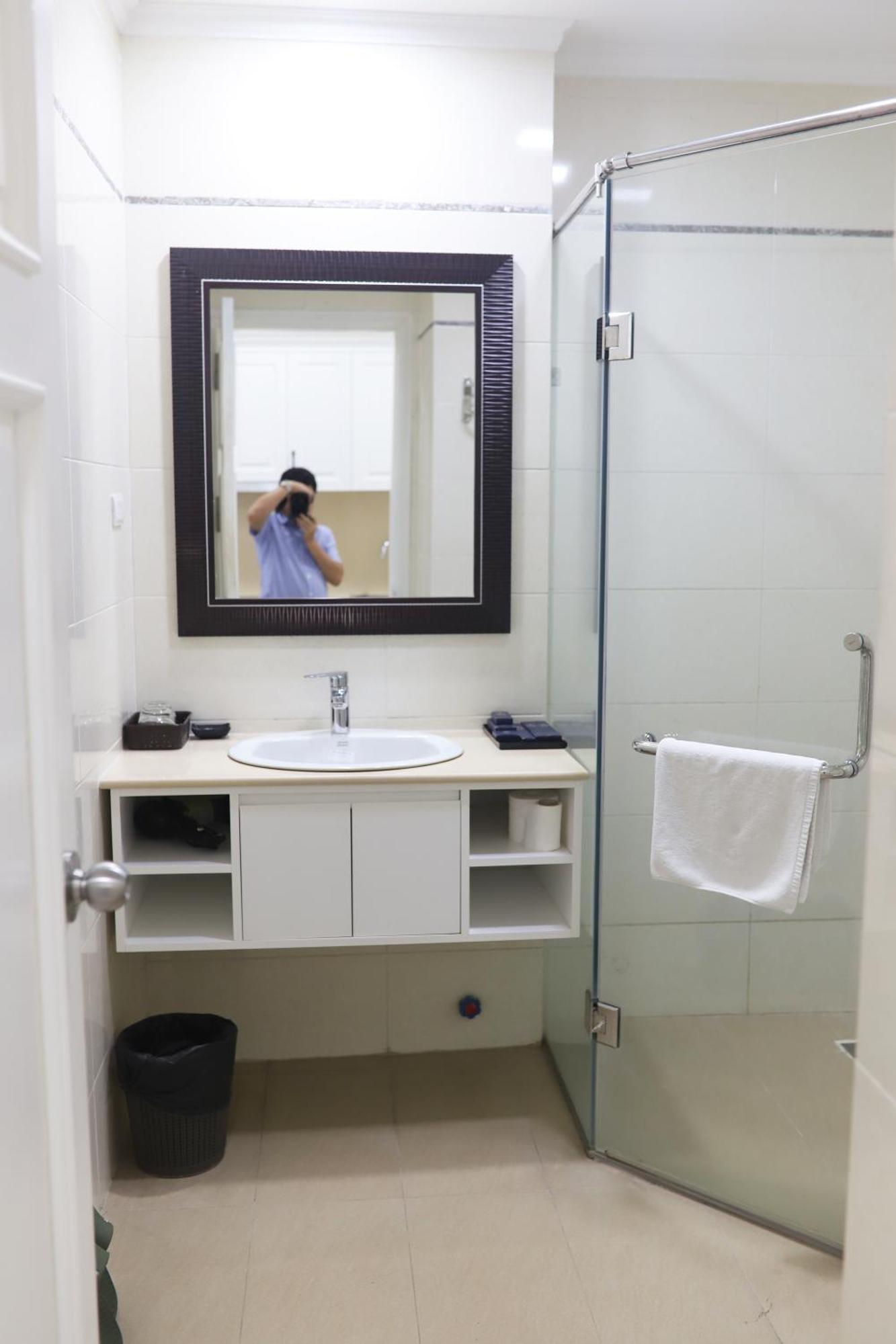 Hotel Luxe Paradise Dich Vong Hau Hanoi