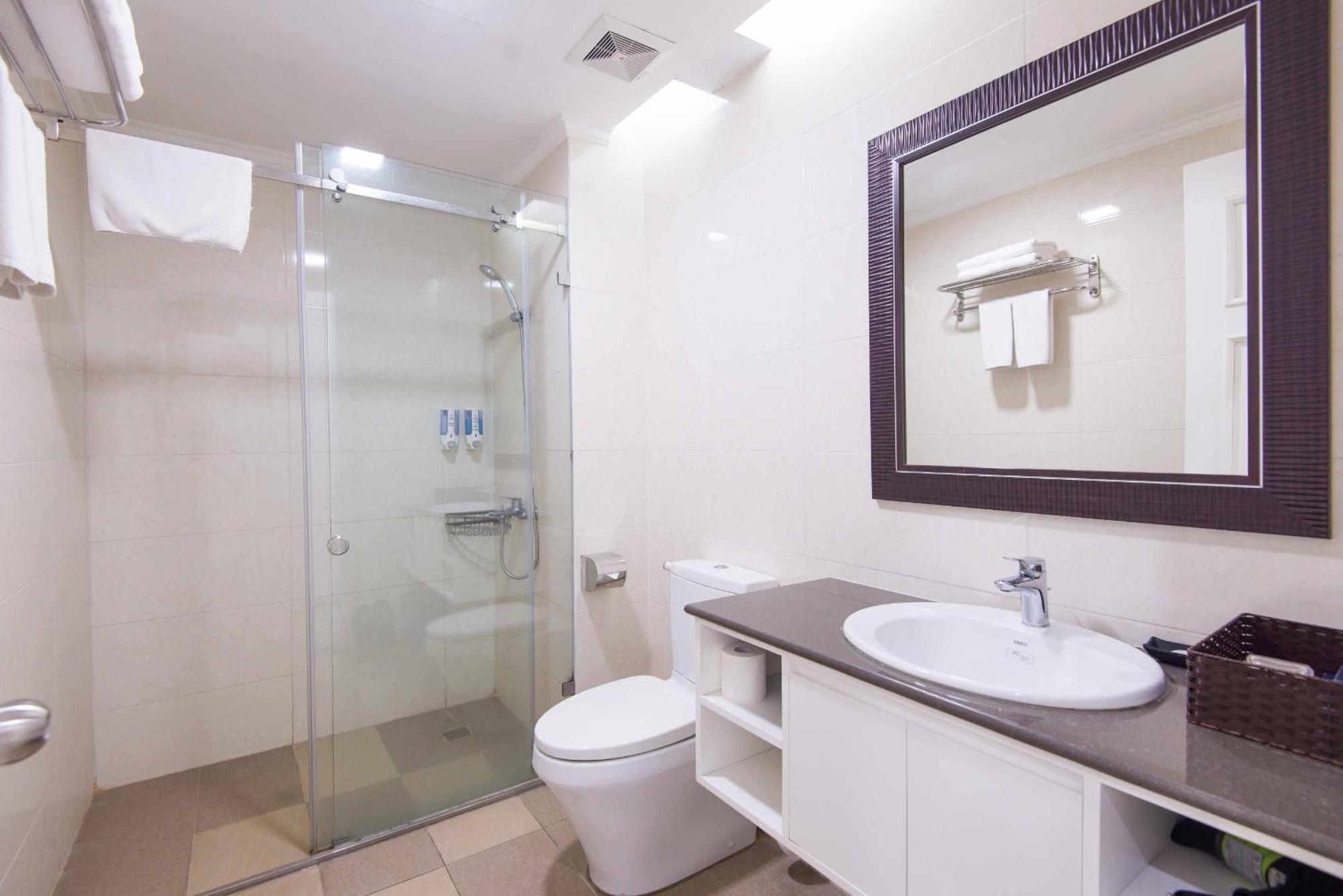 Hotel Luxe Paradise Dich Vong Hau 4*
