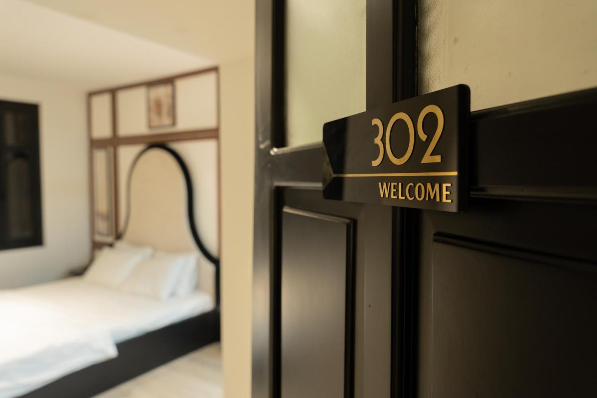 Hotel Khach San Gau Hanoi