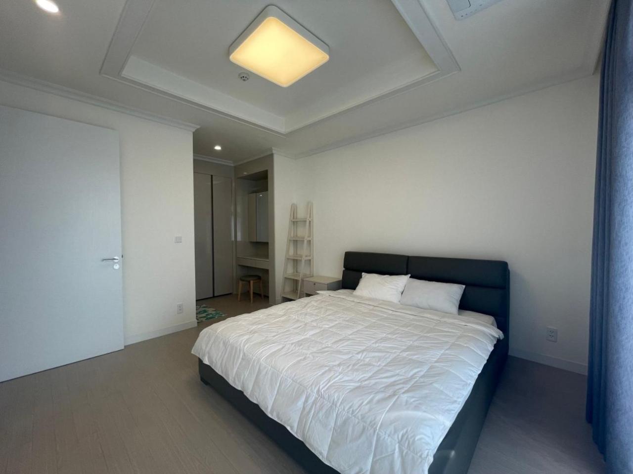 Luxury Bedrooms In Starlake Daewoo Ho Tay * Hanoi
