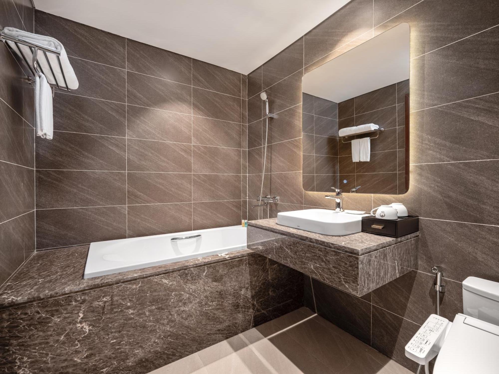 Nesta & Hotel 4*