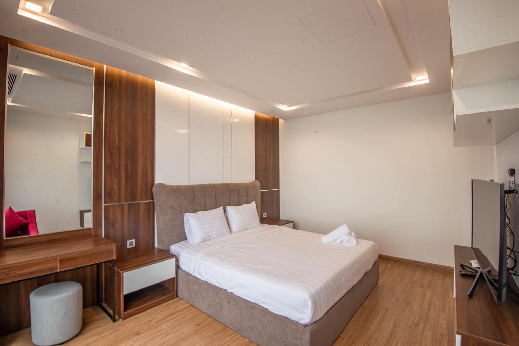 Luxury Serviced Vinhomes Metropolis Premium