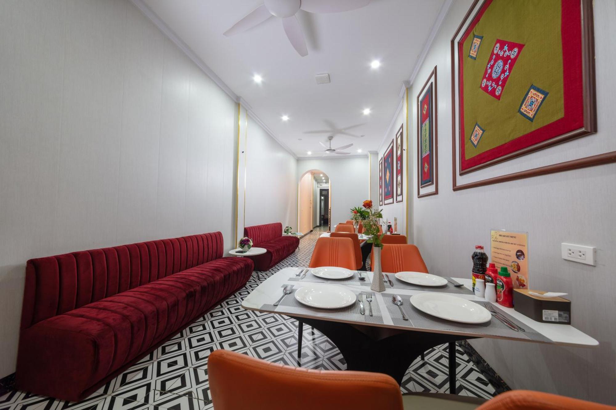 Liliane And Travel Hanoi