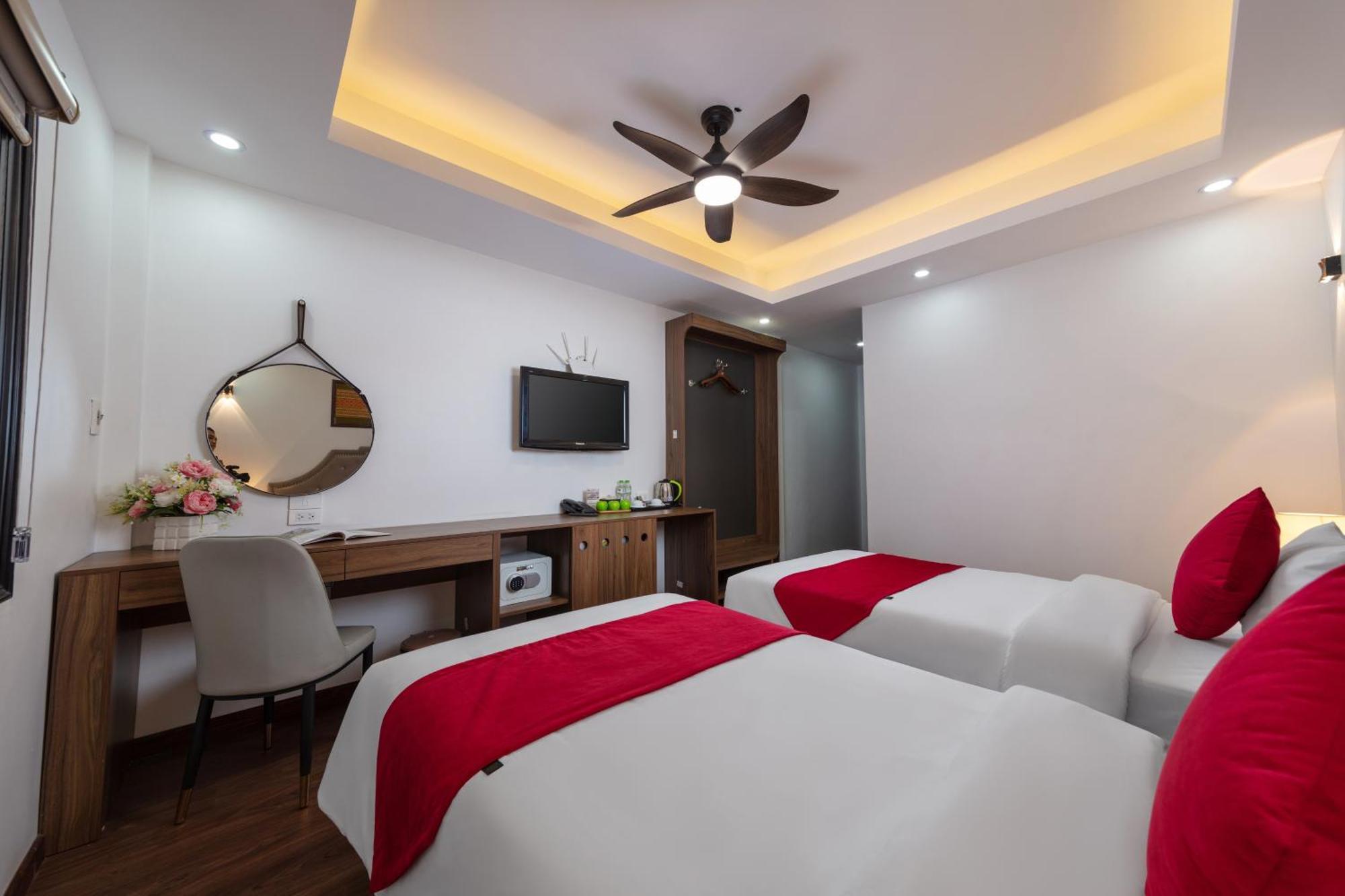 Liliane And Travel Hanoi