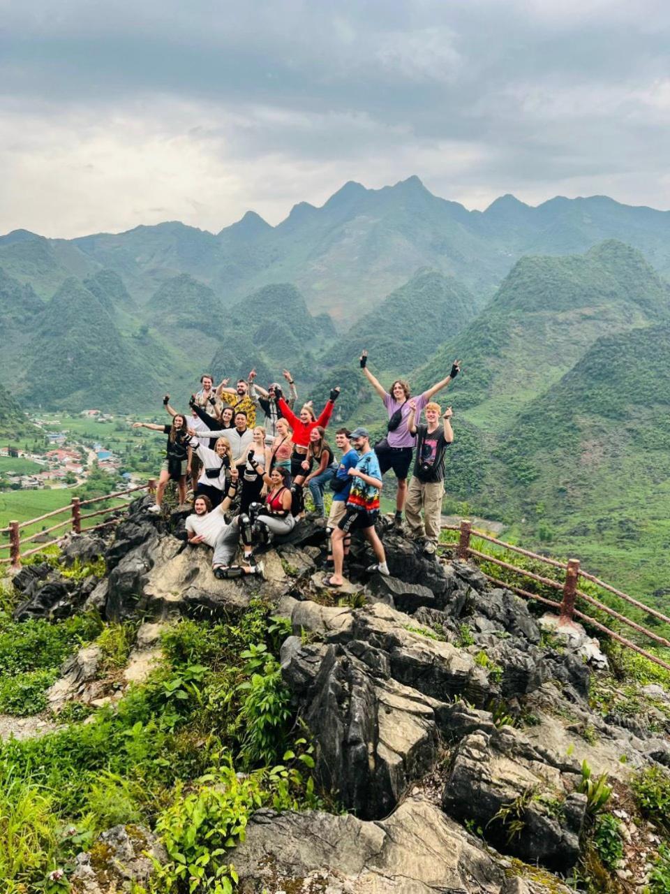 Khách sạn Awesome