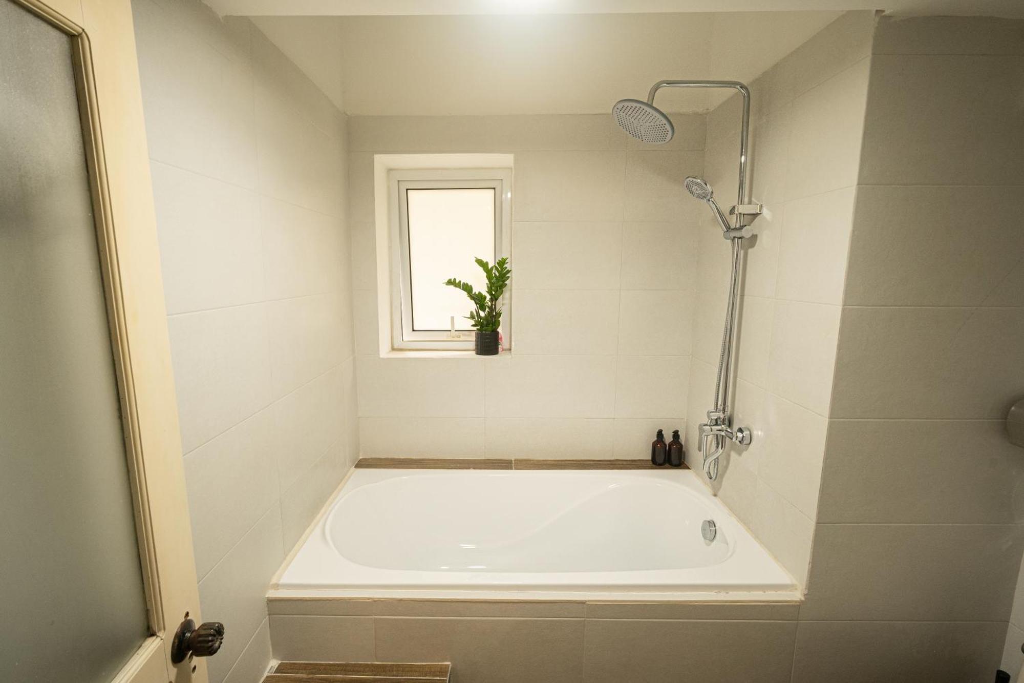 Spacious 2br W/ 2 Bathrooms & Elevator @ Downtown *