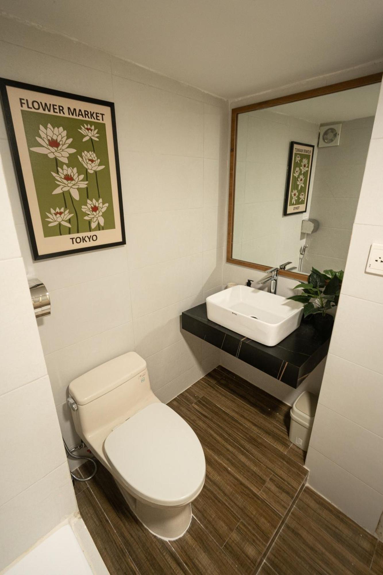 Spacious 2br W/ 2 Bathrooms & Elevator @ Downtown Hanoi