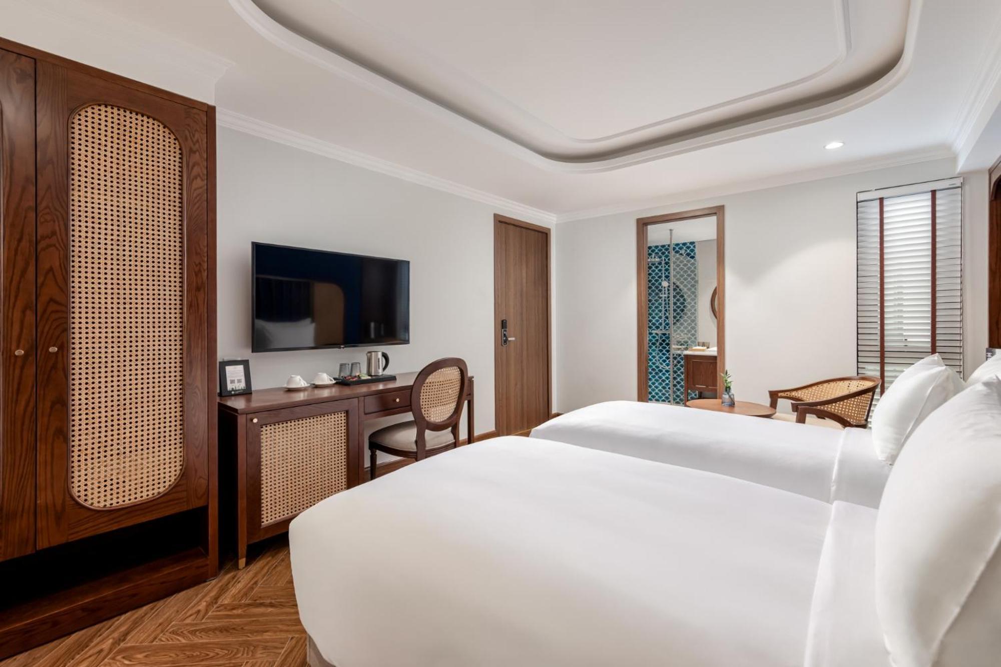 La Siesta Classic Hang Thung Hotel