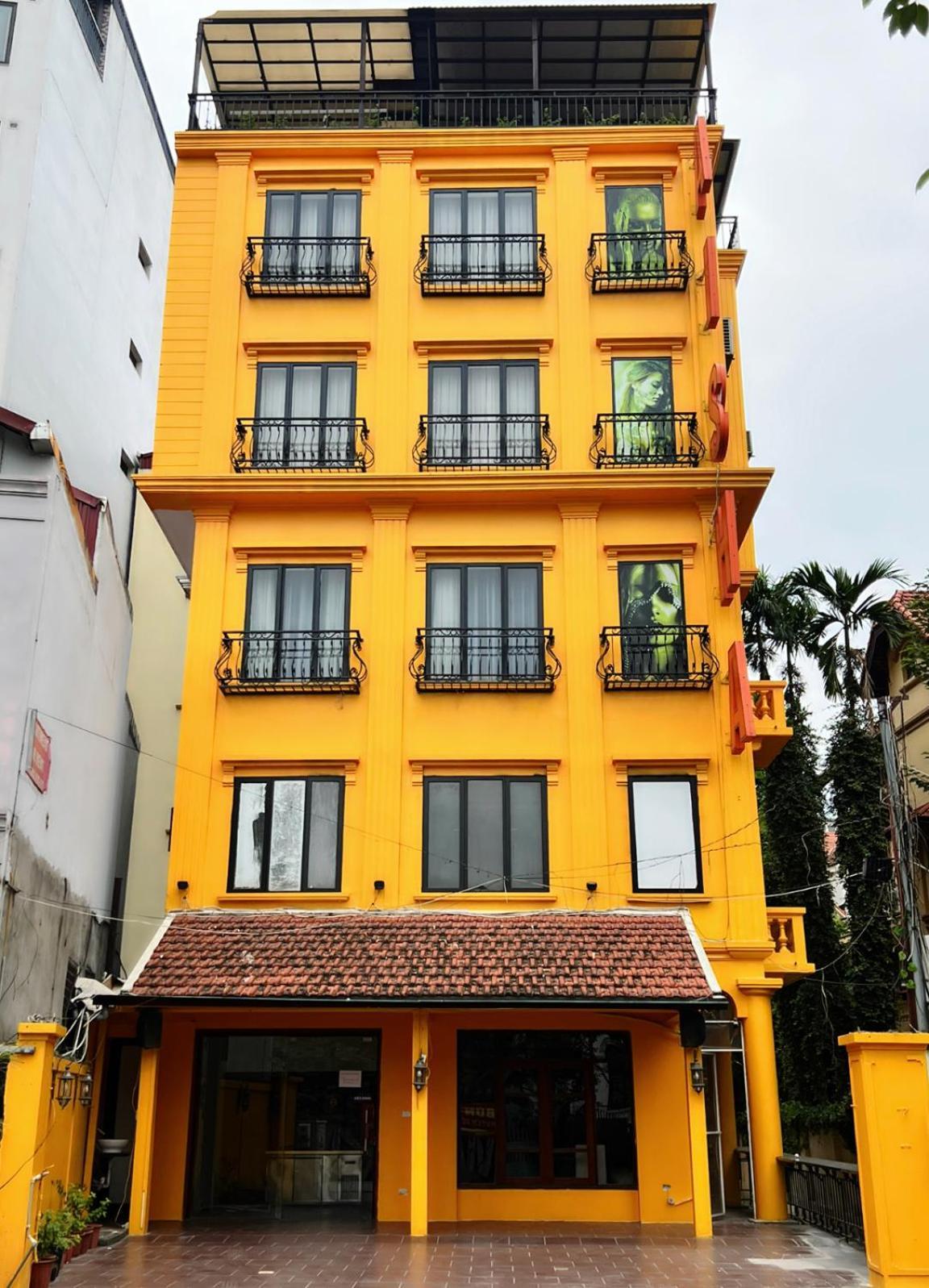 Aisha And Hotel 3*
