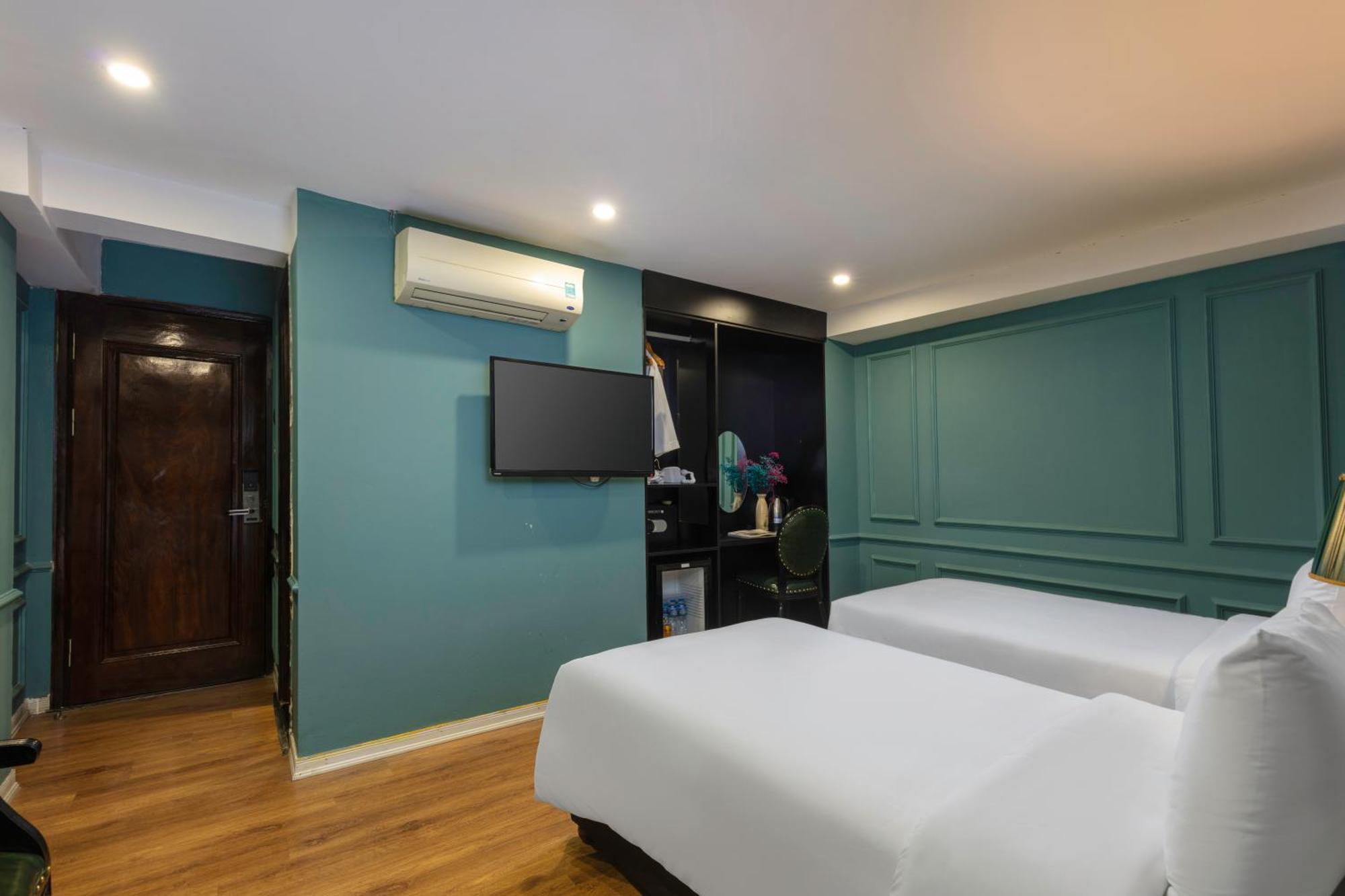 Madelise Palace & Travel
