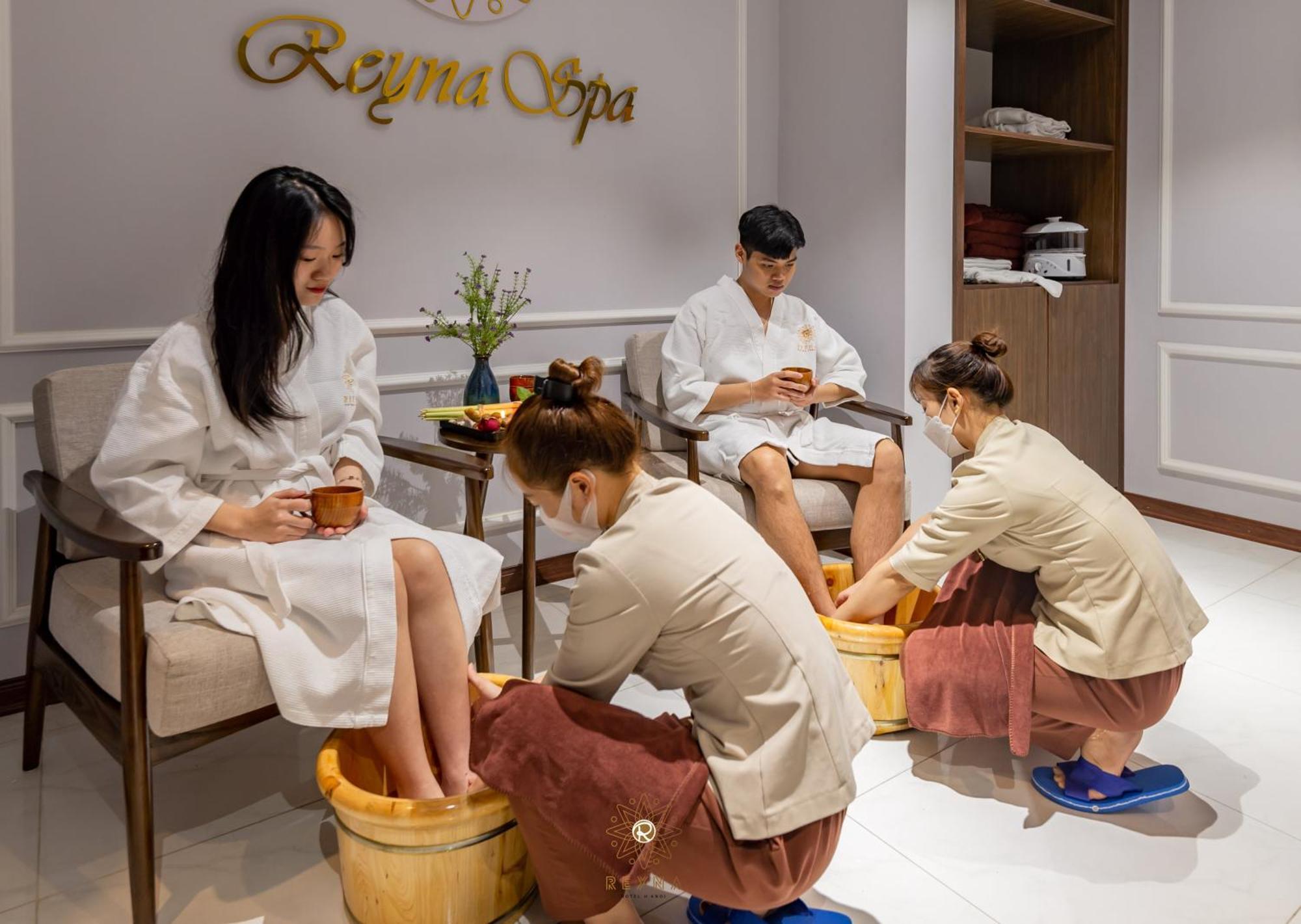 Reyna Luxury & 4*