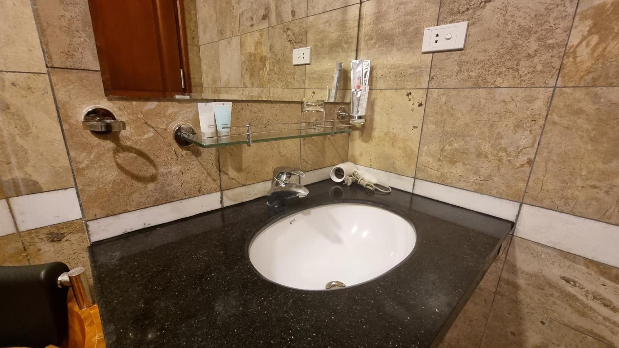 Khách sạn hẻo lánh Ruby Serviced Phan Ke Binh *