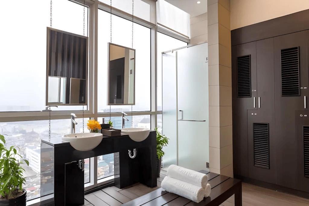 Centered Modern With Pool & Gym Apartment
