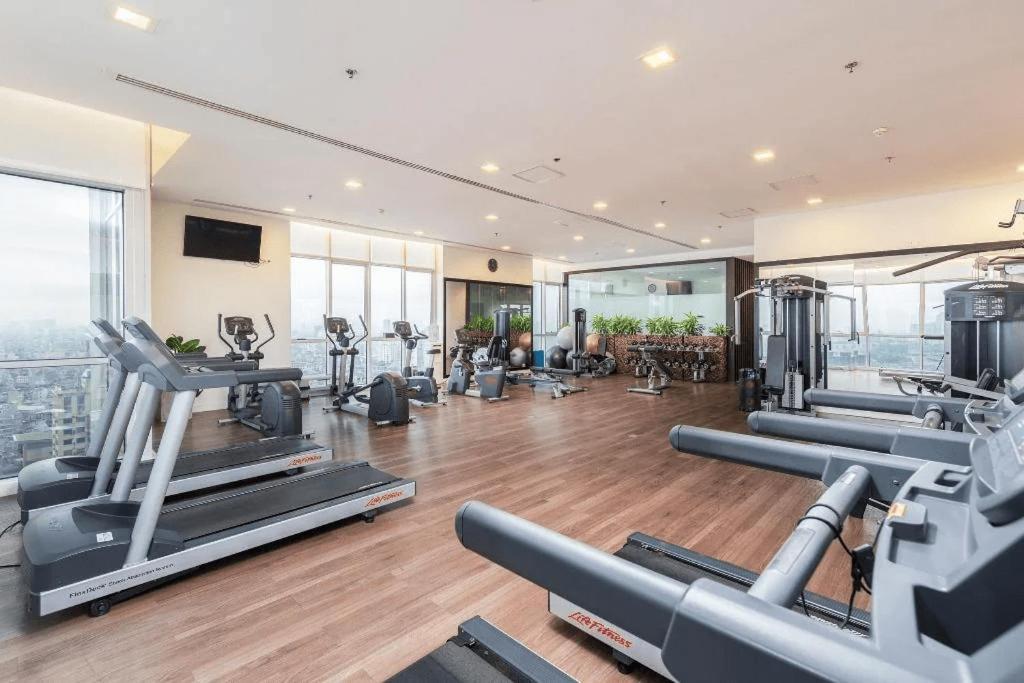 Centered Modern With Pool & Gym Apartment