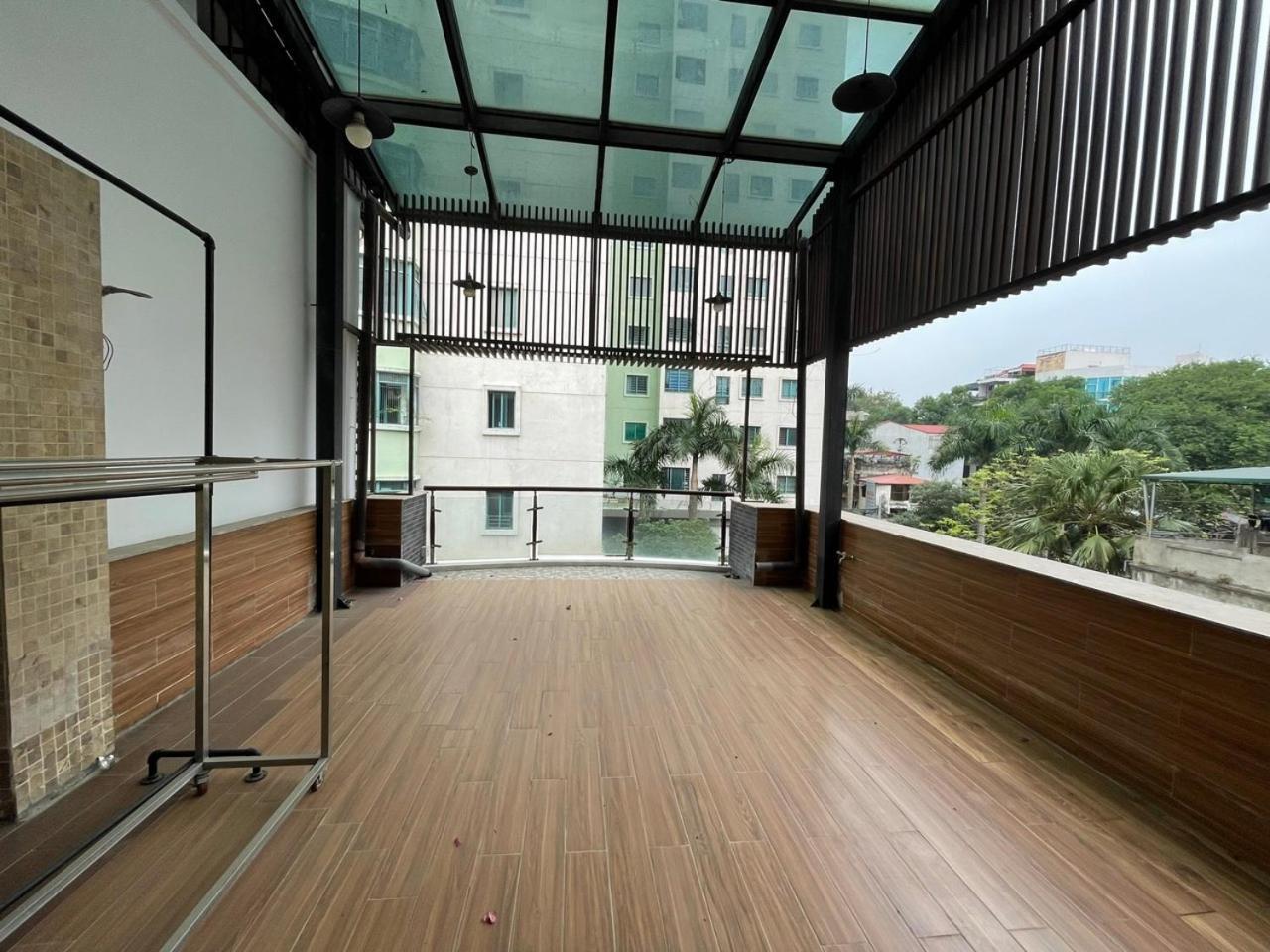 67132 Cozy Close Ho Tay Balcony Full Sunlight * Hanoi