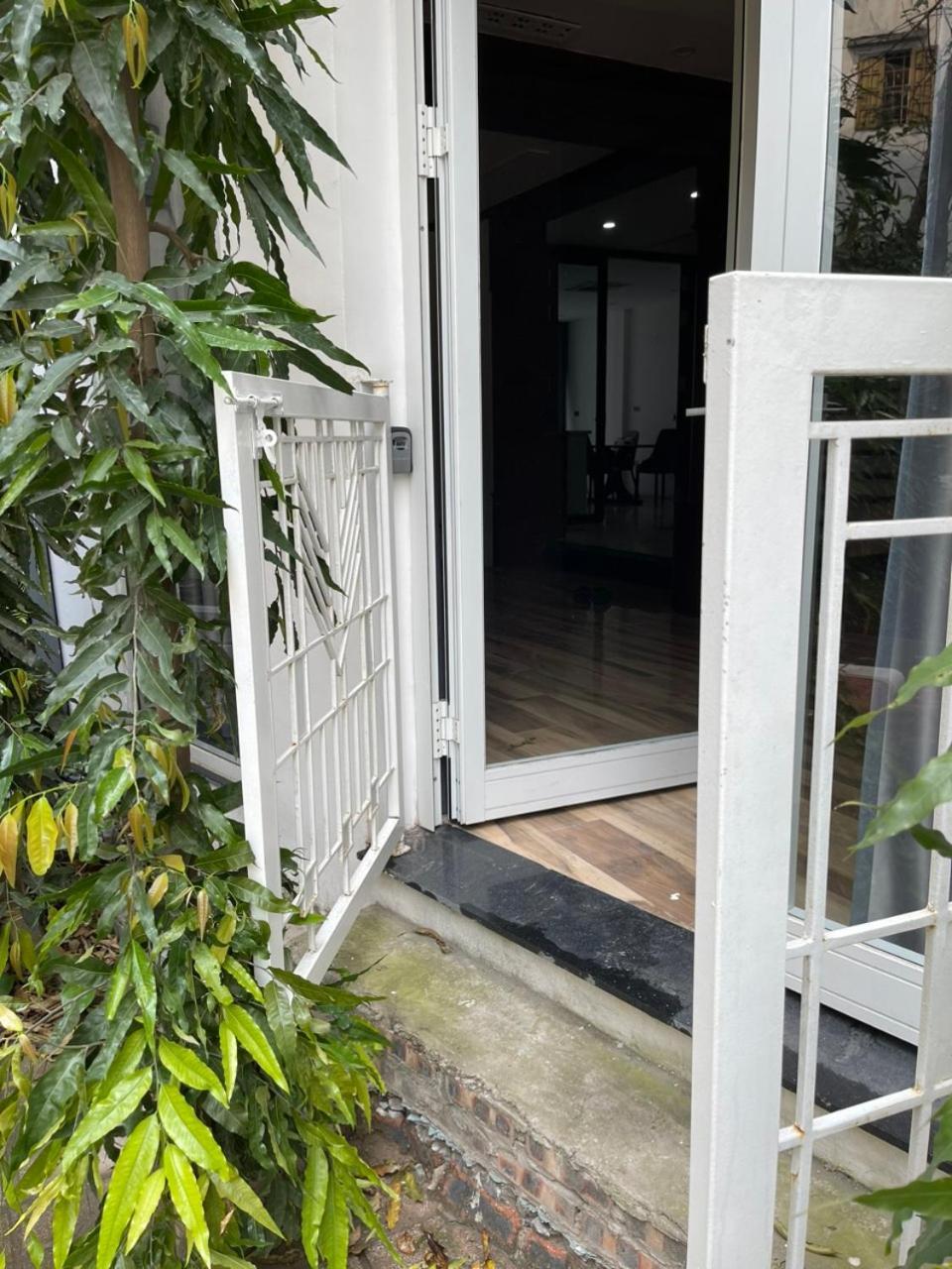 67132 Cozy Close Ho Tay Balcony Full Sunlight Pangsapuri Hanoi
