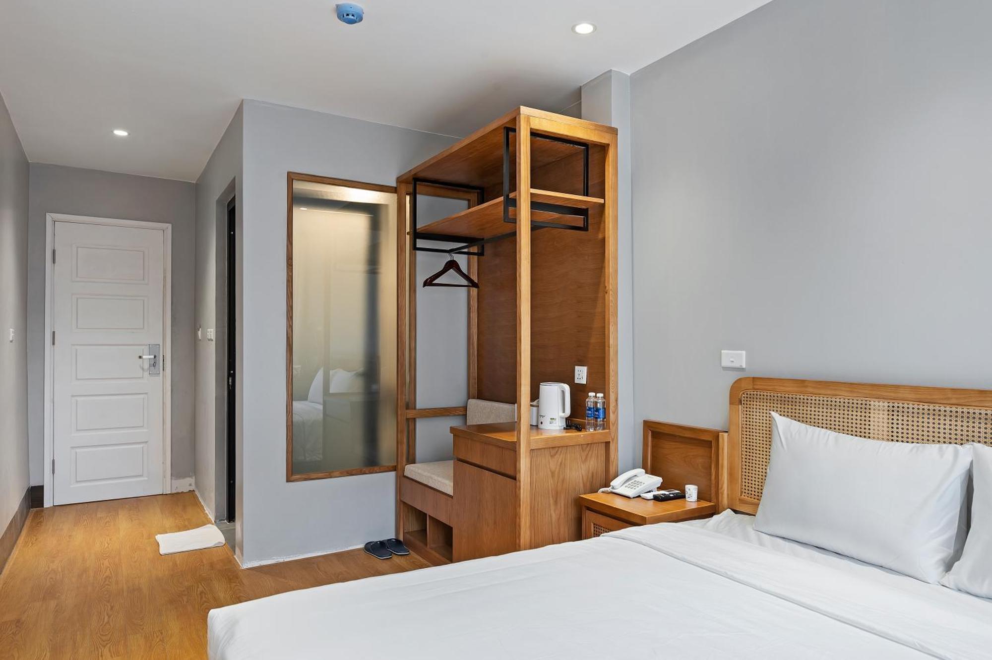Lakeview Hotel *
