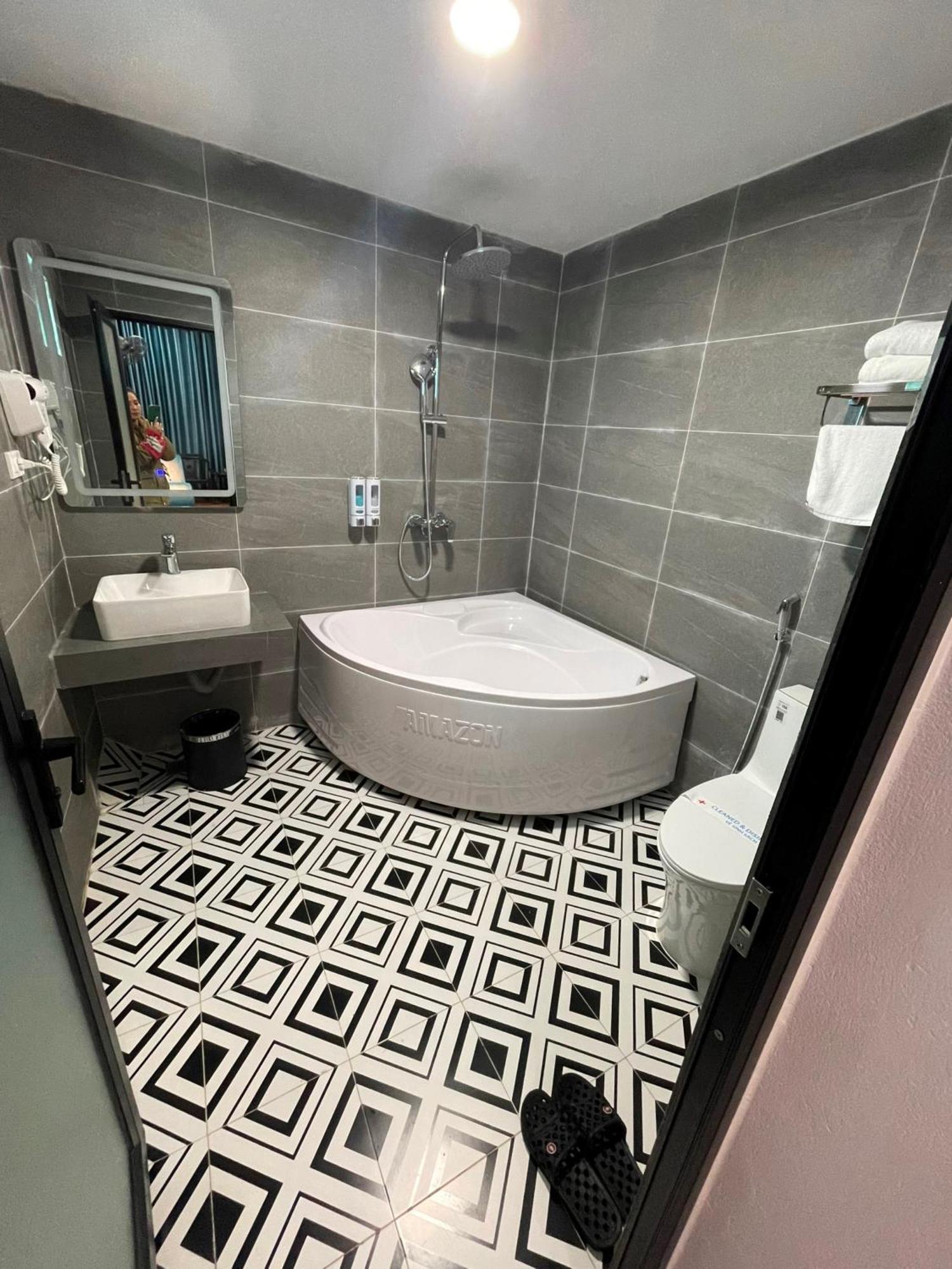 Hotel Nhat Tan